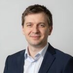 Портрет уверенного бизнесмена в студии на нейтральном фоне для сайта компании ТехСнаб Гение