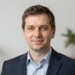 Портрет уверенного бизнесмена компании ТехСнаб Гение на нейтральном фоне в студийном освещении