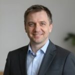 Портрет уверенного бизнесмена в студийном освещении на нейтральном фоне для компании ТехСнаб Гение